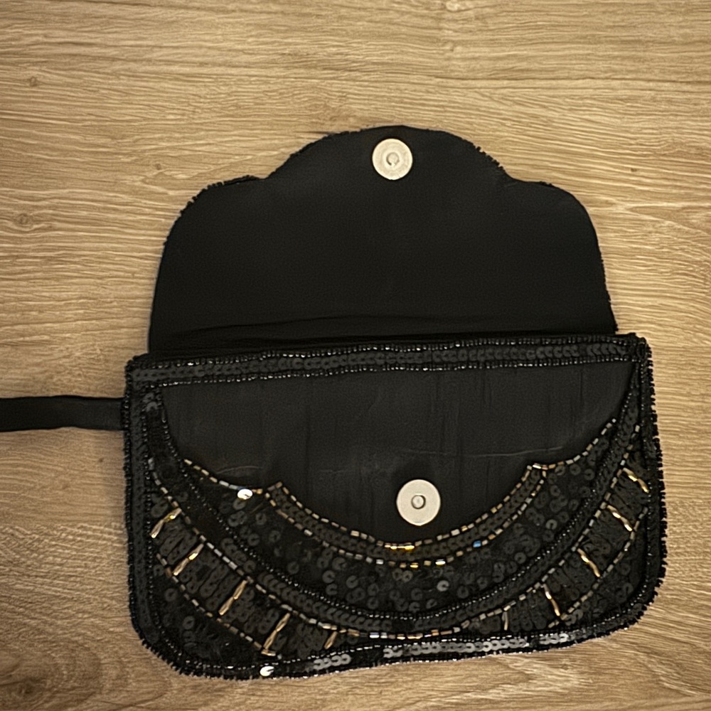 Beautiful beaded wristlet clutch - Picture 3 of 4